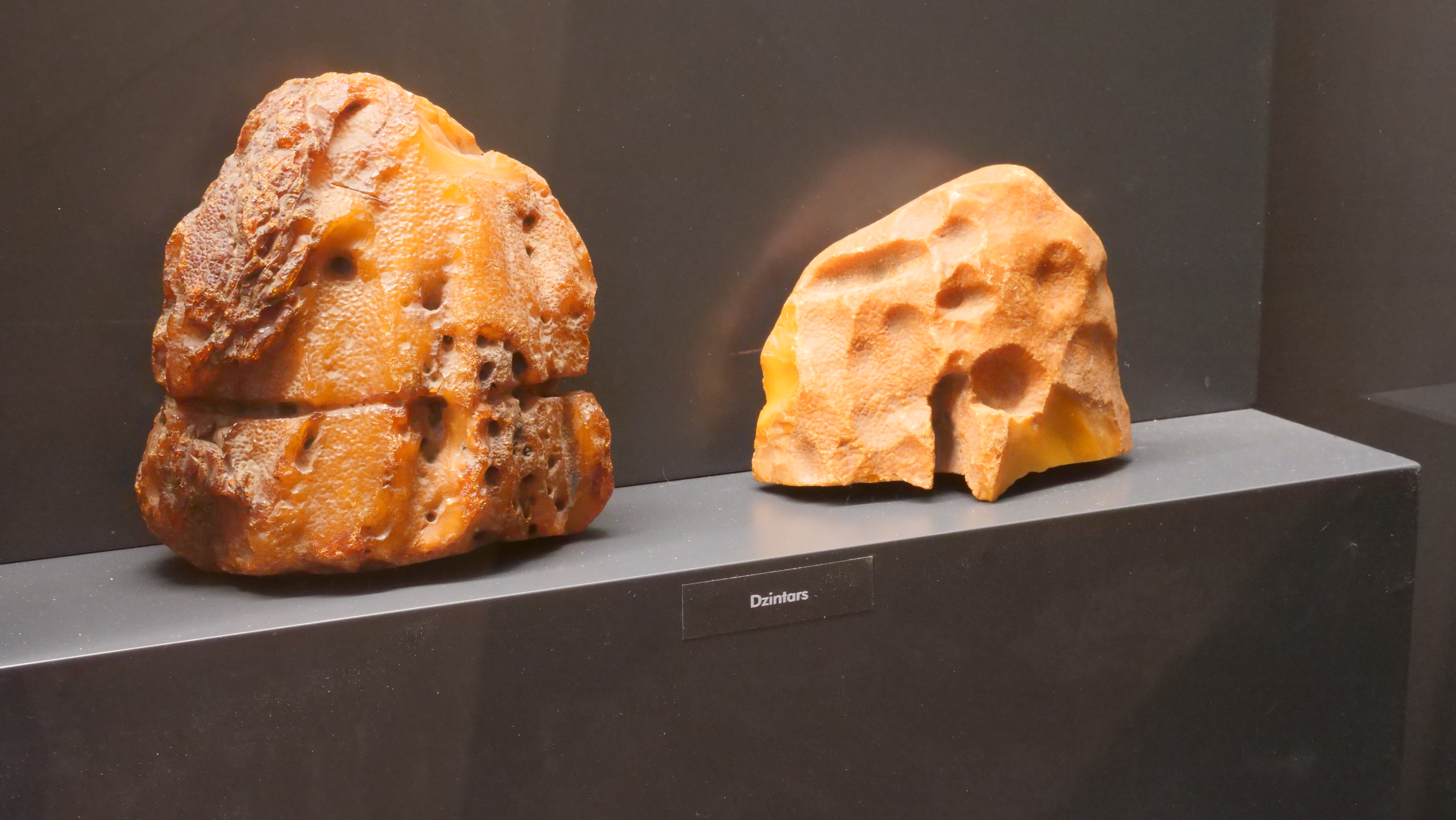 Dzintara eksponāti, kas apskatāmi mineraloģijas ekspozīcijā Latvijas Dabas muzejā