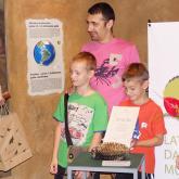 Директор Латвийского музея природы С. Рускуле приняла в дар палеонтологический предмет