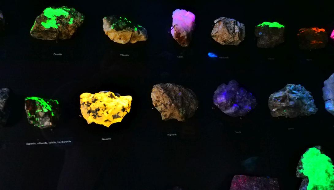 Ekspozīcija „Mineraloģija". Luminiscence.